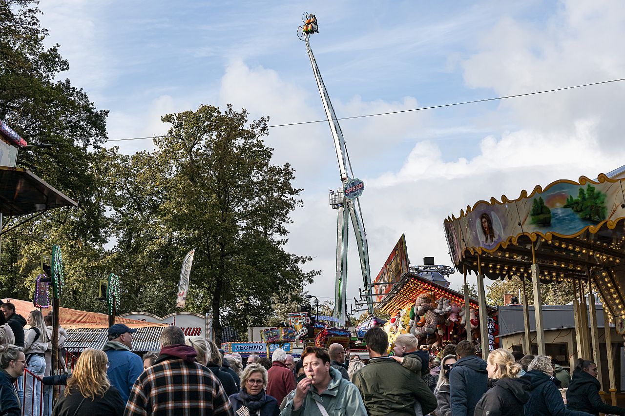 ZUIDLAREN - Rondom de traditionele jaarlijkse paardenmarkt in Zuidlaren worden er voor jong en oud verschillende festiviteiten georganiseerd. In beeld: Gezellige drukte bij de verschillende attracties op de jaarlijkse kermis. Zuidlaren, Tynaarlo, Drenthe, Nederland.
