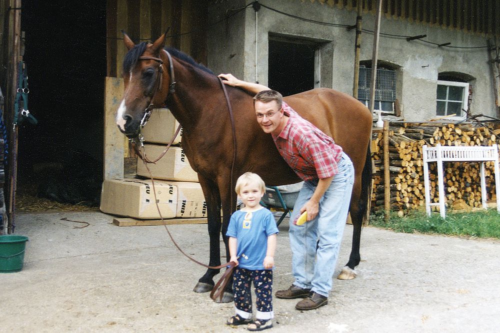 Um die Jahrtausendwende - Gründerstute Mahara (Gharib x Magda), bereits etwas betagt, mit Bernd Zimmermann und Tochter Lena - Foto © G.Zimmermann