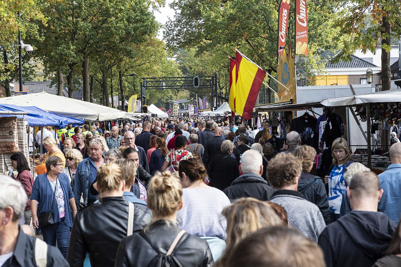 mensen lopen op markt
