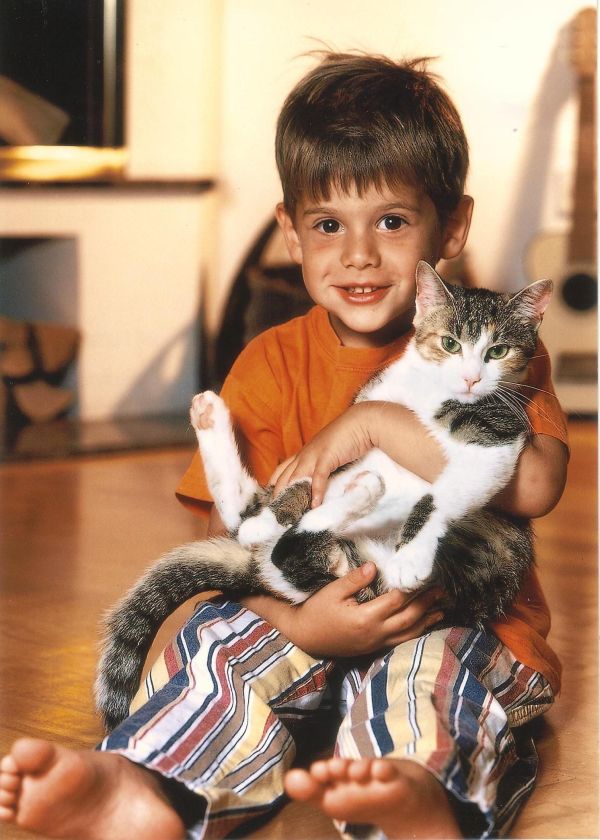 1 IVH Junge mit Katze